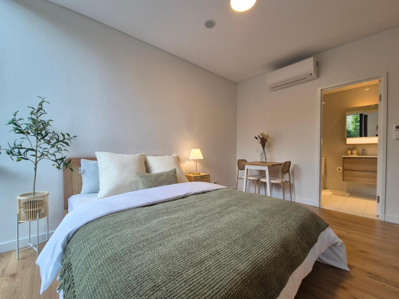 Modern 3 Bed Near Lidcombe Station Apartment *